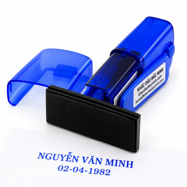 Dấu USB màu xanh mở nắp kèm bản in tên và ngày sinh